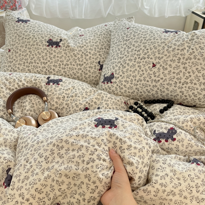 91家纺网 家纺一手货源 找家纺 卡迪熊家纺 2025新款超柔云感m印花双层纱四件套 丛林醉猫