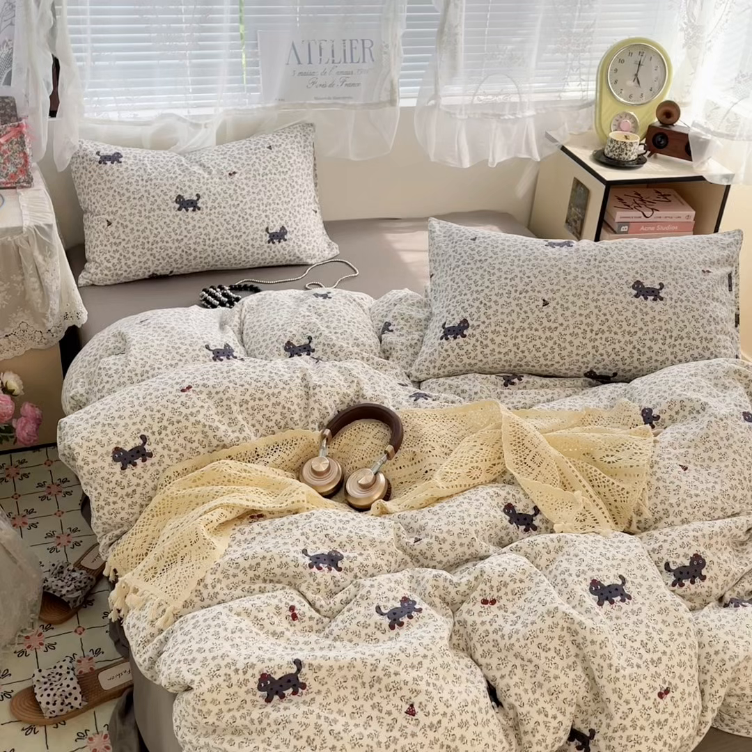 91家纺网 家纺一手货源 找家纺 卡迪熊家纺 2025新款超柔云感m印花双层纱四件套 丛林醉猫