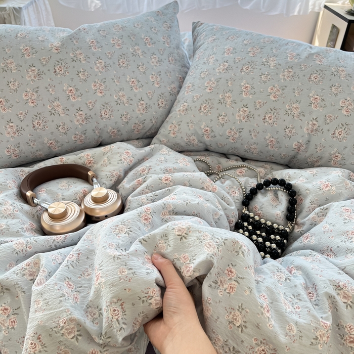 91家纺网 家纺一手货源 找家纺 卡迪熊家纺 2025新款超柔云感m印花双层纱四件套 繁景如画