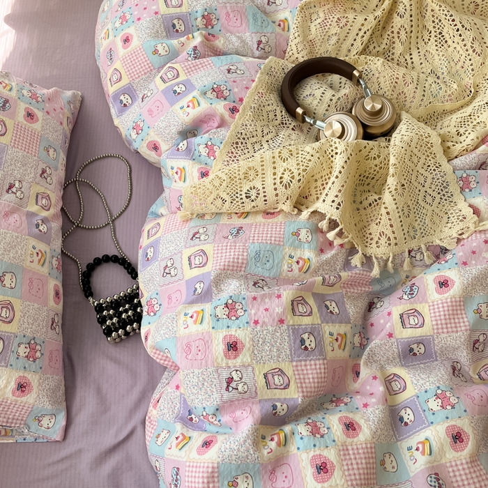 91家纺网 家纺一手货源 找家纺 卡迪熊家纺 2025新款超柔云感m印花双层纱四件套 格格猫咪