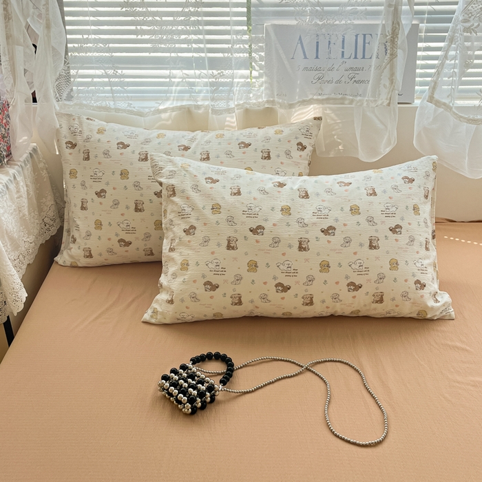 91家纺网 家纺一手货源 找家纺 卡迪熊家纺 2025新款超柔云感m印花双层纱四件套 狗狗聚会