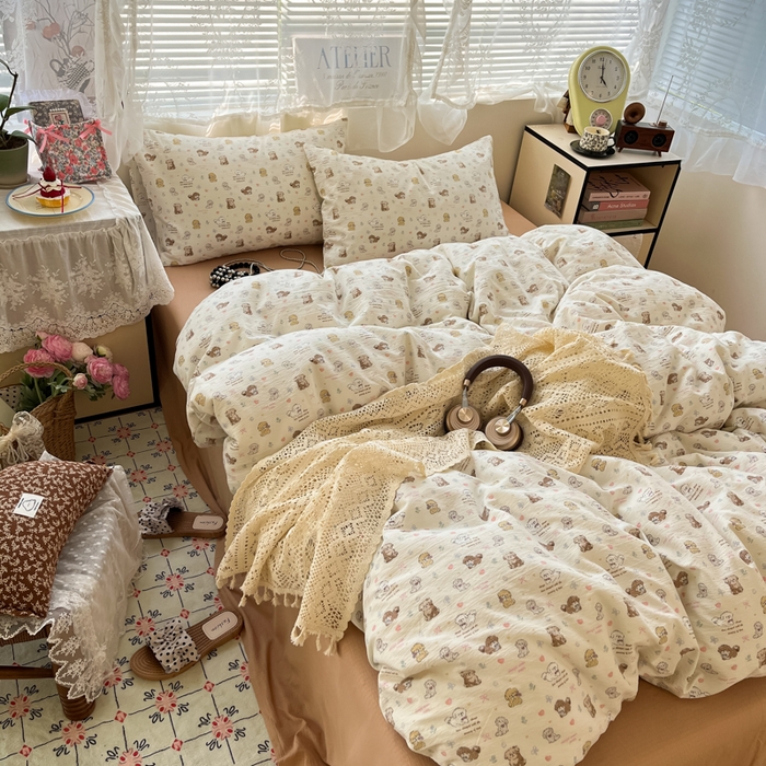 91家纺网 家纺一手货源 找家纺 卡迪熊家纺 2025新款超柔云感m印花双层纱四件套 狗狗聚会