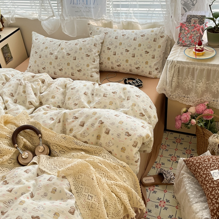 91家纺网 家纺一手货源 找家纺 卡迪熊家纺 2025新款超柔云感m印花双层纱四件套 狗狗聚会