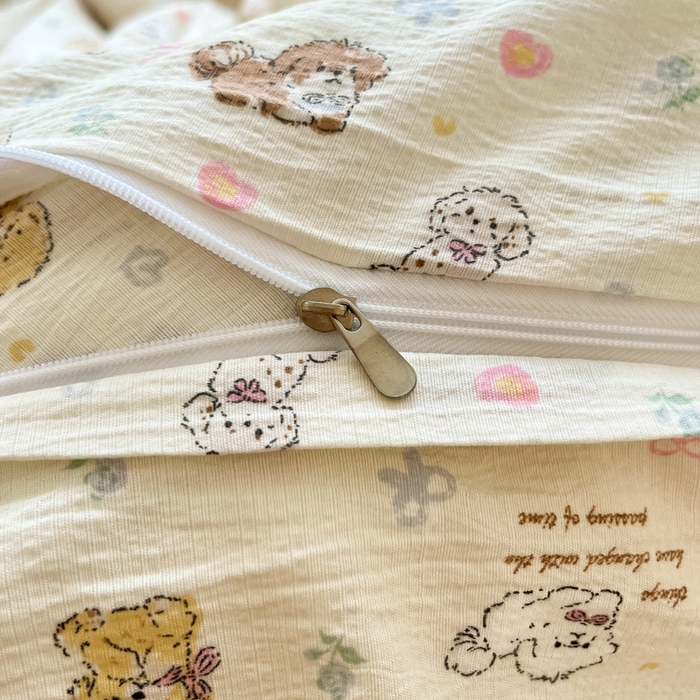 91家纺网 家纺一手货源 找家纺 卡迪熊家纺 2025新款超柔云感m印花双层纱四件套 狗狗聚会