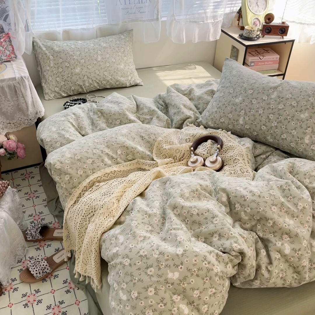 91家纺网 家纺一手货源 找家纺 卡迪熊家纺 2025新款超柔云感m印花双层纱四件套 花丛小兔