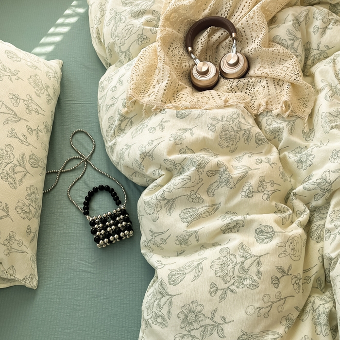 91家纺网 家纺一手货源 找家纺 卡迪熊家纺 2025新款超柔云感m印花双层纱四件套 落英缤纷