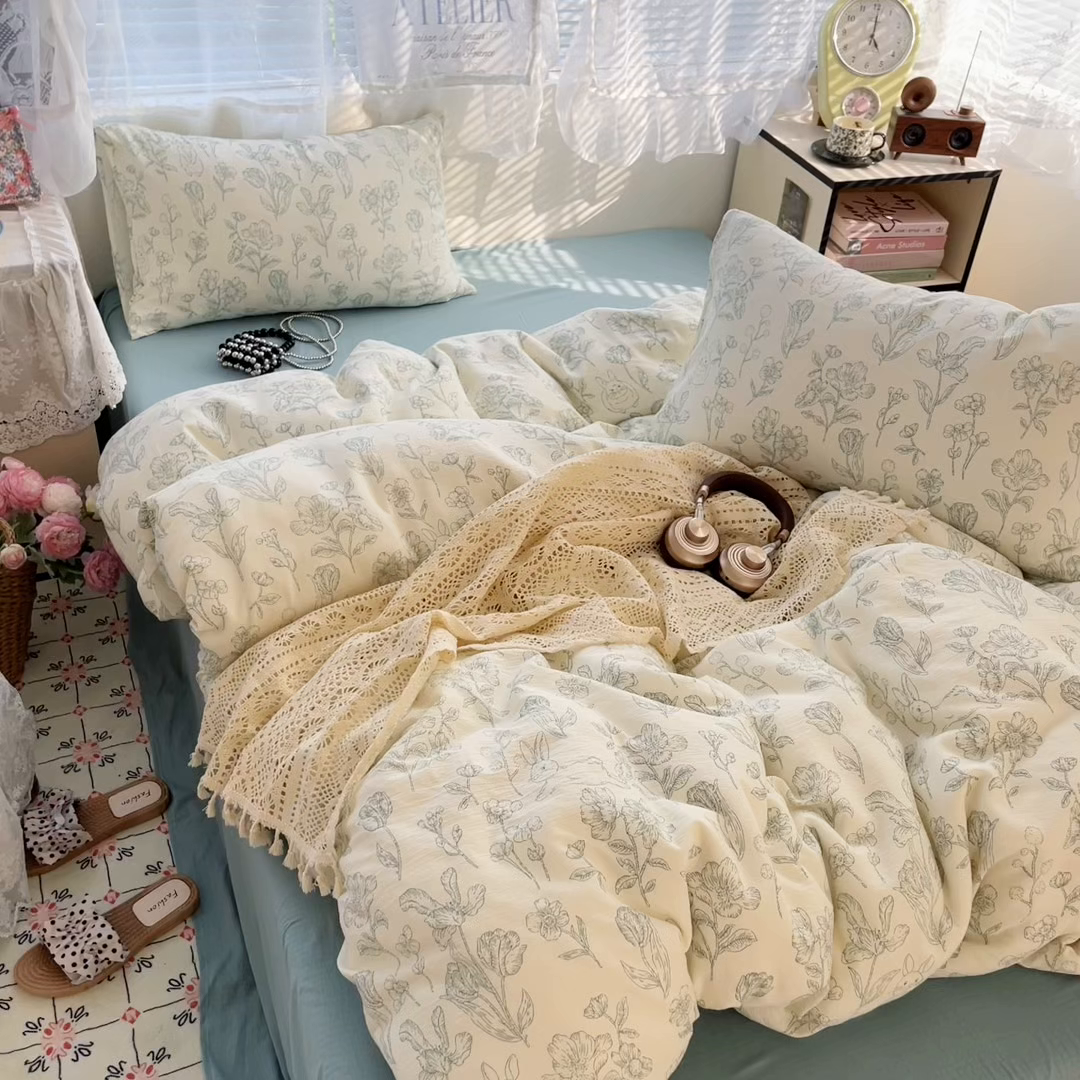 91家纺网 家纺一手货源 找家纺 卡迪熊家纺 2025新款超柔云感m印花双层纱四件套 落英缤纷