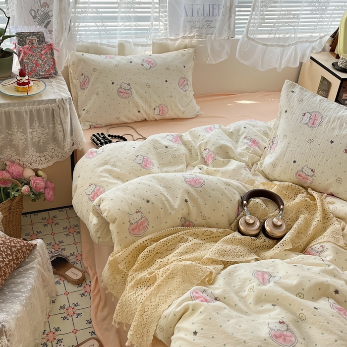 91家纺网 家纺一手货源 找家纺 卡迪熊家纺 2025新款超柔云感m印花双层纱四件套 萌新猫咪