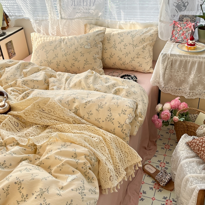 91家纺网 家纺一手货源 找家纺 卡迪熊家纺 2025新款超柔云感m印花双层纱四件套 迷路兔兔