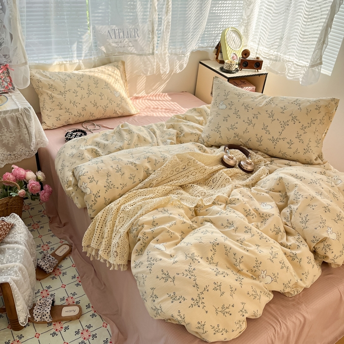 91家纺网 家纺一手货源 找家纺 卡迪熊家纺 2025新款超柔云感m印花双层纱四件套 迷路兔兔