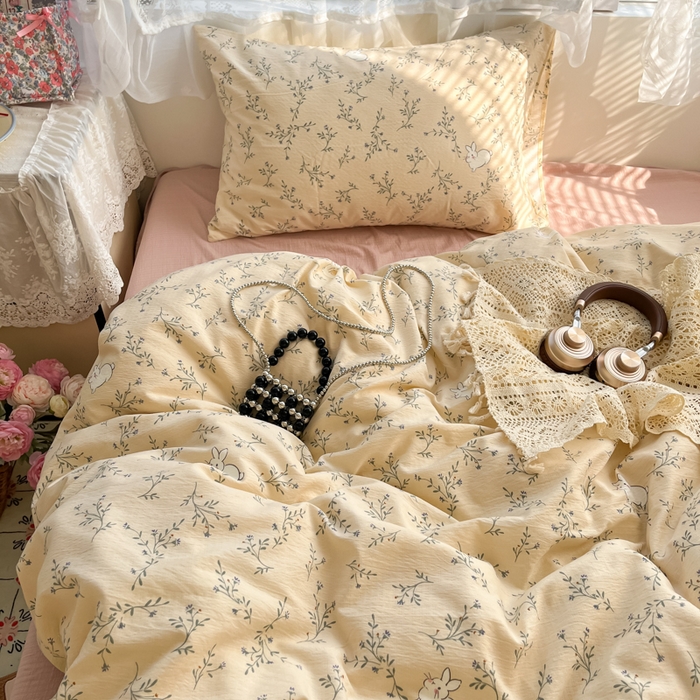 91家纺网 家纺一手货源 找家纺 卡迪熊家纺 2025新款超柔云感m印花双层纱四件套 迷路兔兔