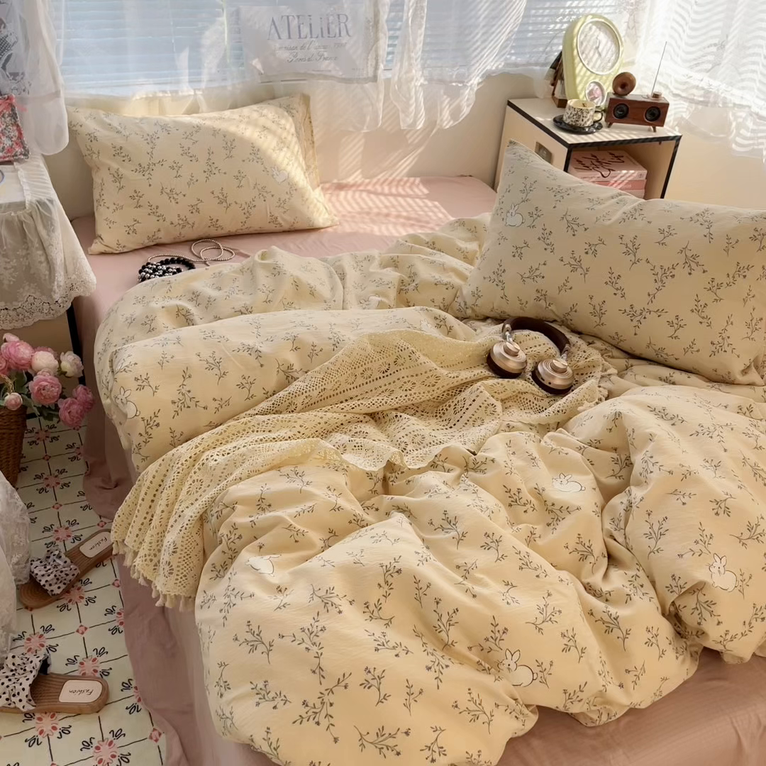 91家纺网 家纺一手货源 找家纺 卡迪熊家纺 2025新款超柔云感m印花双层纱四件套 迷路兔兔