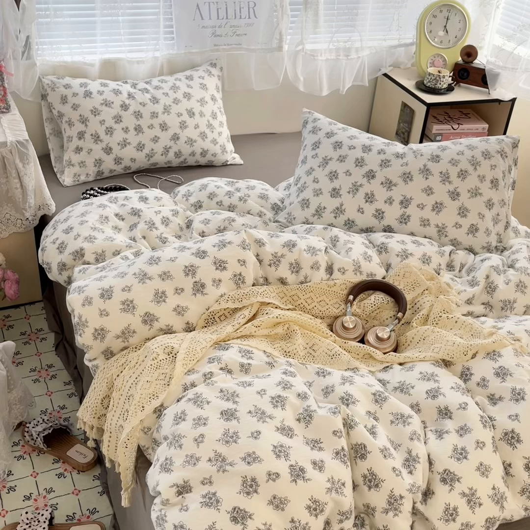 91家纺网 家纺一手货源 找家纺 卡迪熊家纺 2025新款超柔云感m印花双层纱四件套 桃花朵朵