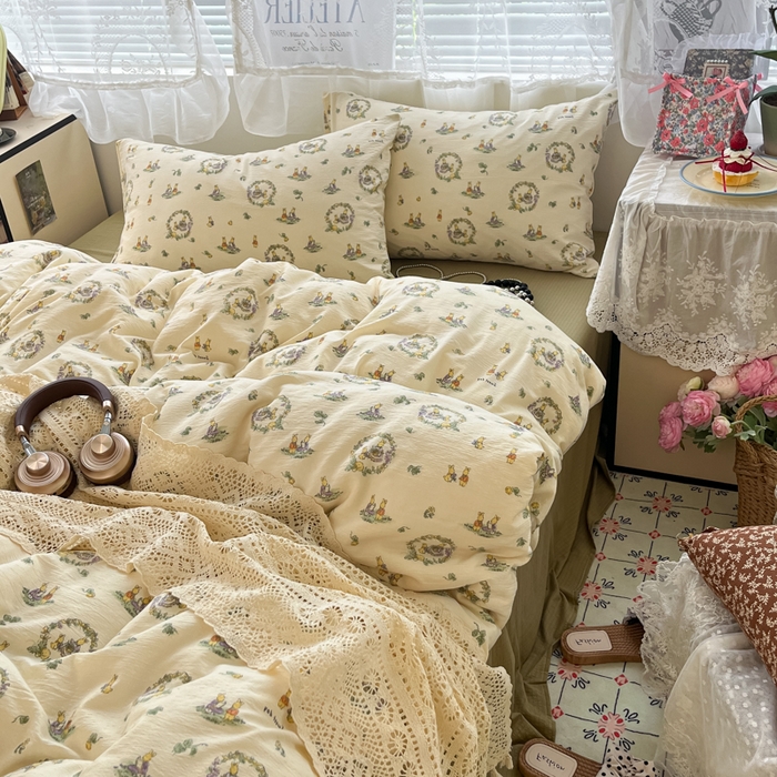 91家纺网 家纺一手货源 找家纺 卡迪熊家纺 2025新款超柔云感m印花双层纱四件套 兔兔诗园