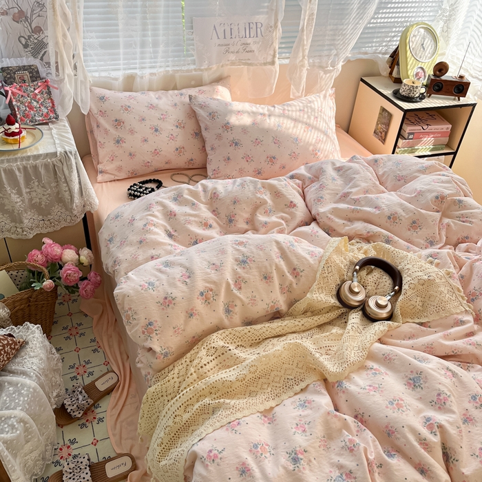 91家纺网 家纺一手货源 找家纺 卡迪熊家纺 2025新款超柔云感m印花双层纱四件套 艺花束束