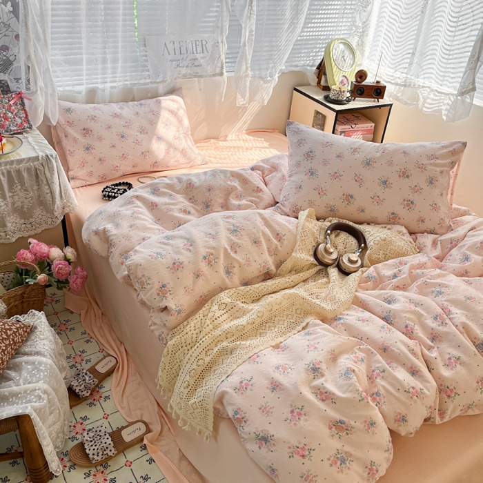 91家纺网 家纺一手货源 找家纺 卡迪熊家纺 2025新款超柔云感m印花双层纱四件套 艺花束束