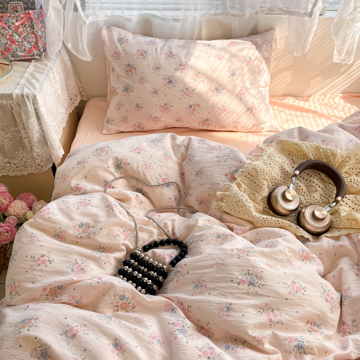 91家纺网 家纺一手货源 找家纺 卡迪熊家纺 2025新款超柔云感m印花双层纱四件套 艺花束束