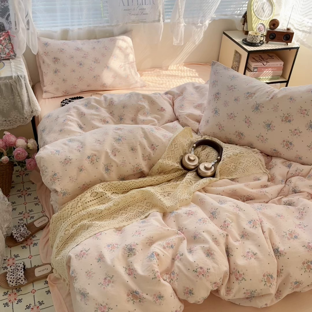 91家纺网 家纺一手货源 找家纺 卡迪熊家纺 2025新款超柔云感m印花双层纱四件套 艺花束束