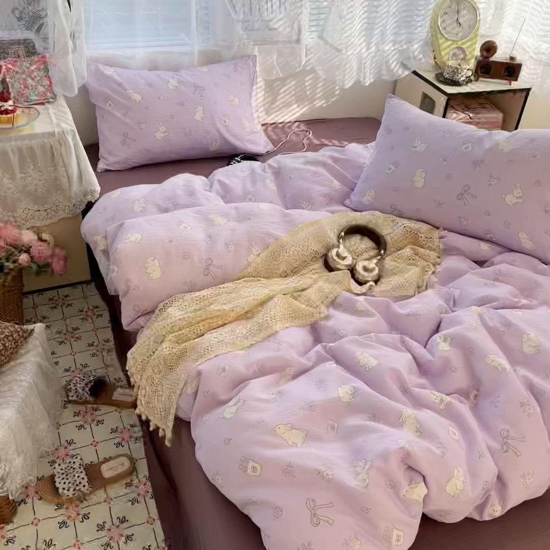 91家纺网 家纺一手货源 找家纺 卡迪熊家纺 2025新款超柔云感m印花双层纱四件套 逐花迷途