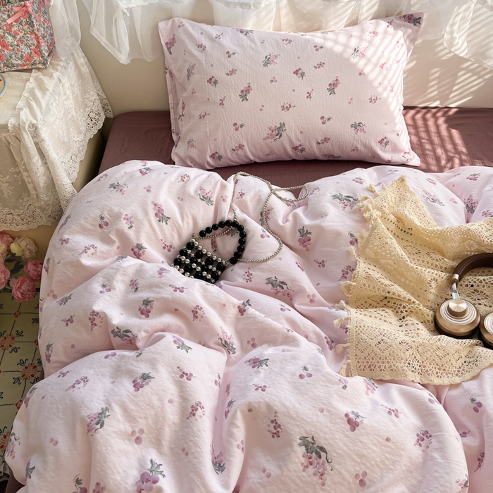 91家纺网 家纺一手货源 找家纺 卡迪熊家纺 2025新款超柔云感m印花双层纱四件套 紫气葡萄