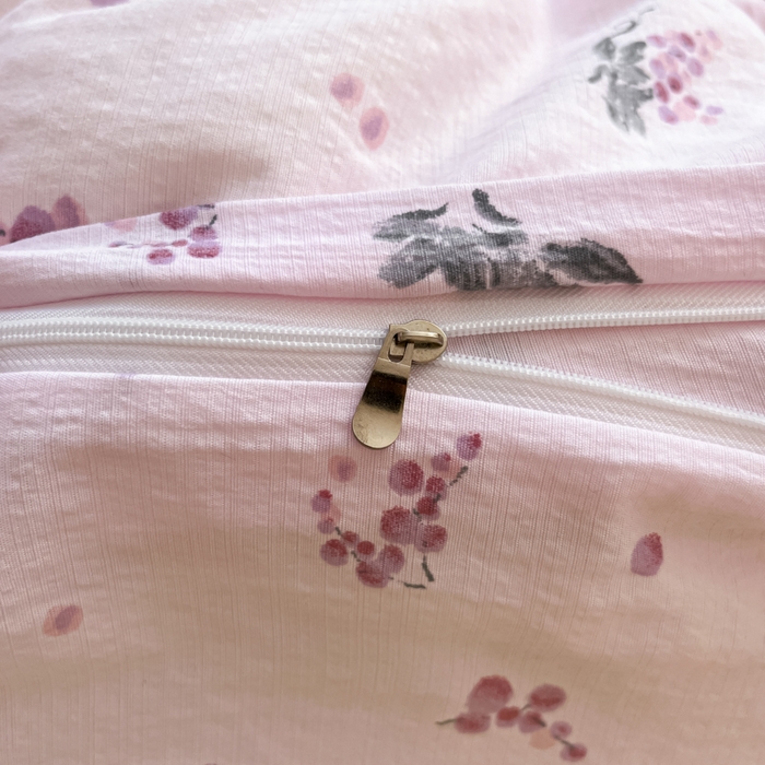 91家纺网 家纺一手货源 找家纺 卡迪熊家纺 2025新款超柔云感m印花双层纱四件套 紫气葡萄