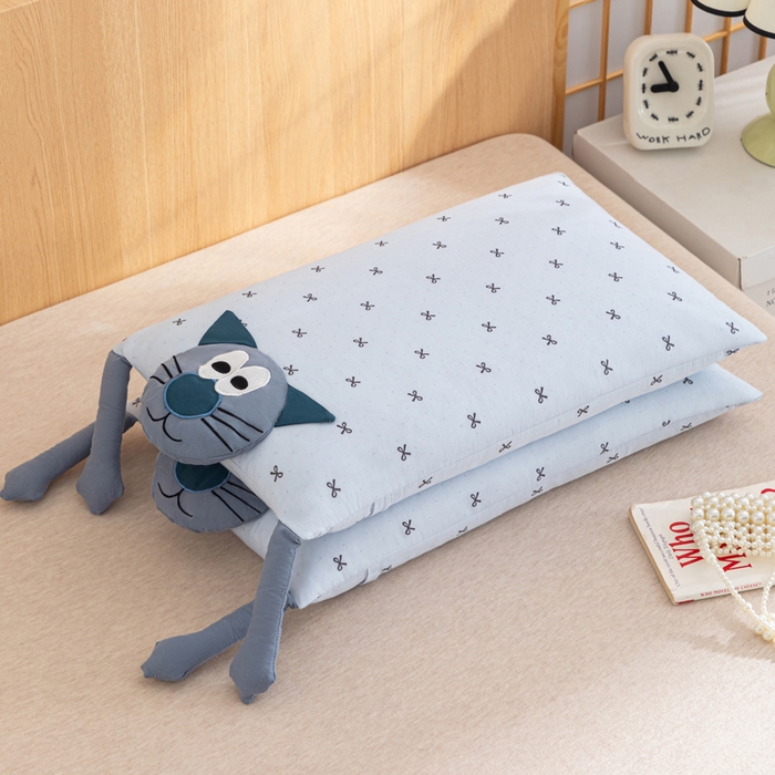 91家纺网 家纺一手货源 找家纺 芯洲2025新款全棉双层纱荞麦枕卡通可爱工艺款抱枕枕头枕芯 嘻哈猫-蓝35x55