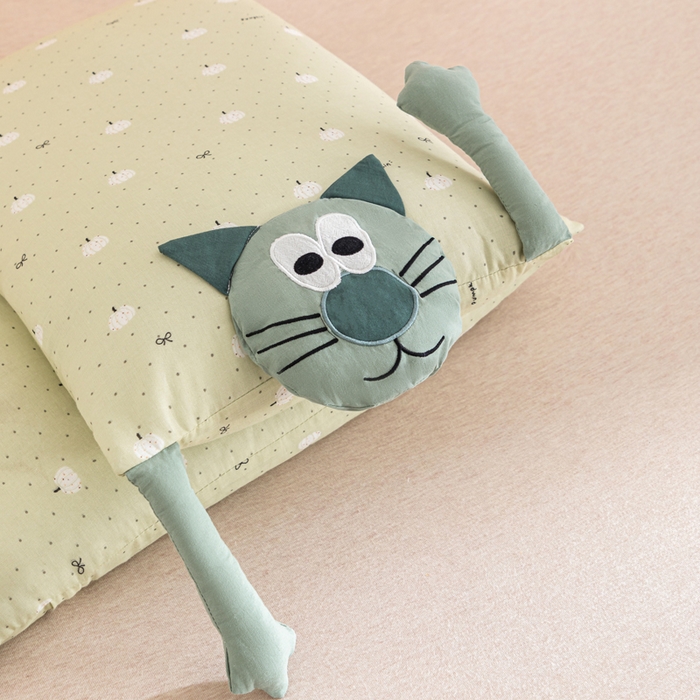 91家纺网 家纺一手货源 找家纺 芯洲2025新款全棉双层纱荞麦枕卡通可爱工艺款抱枕枕头枕芯 嘻哈猫-绿35x55