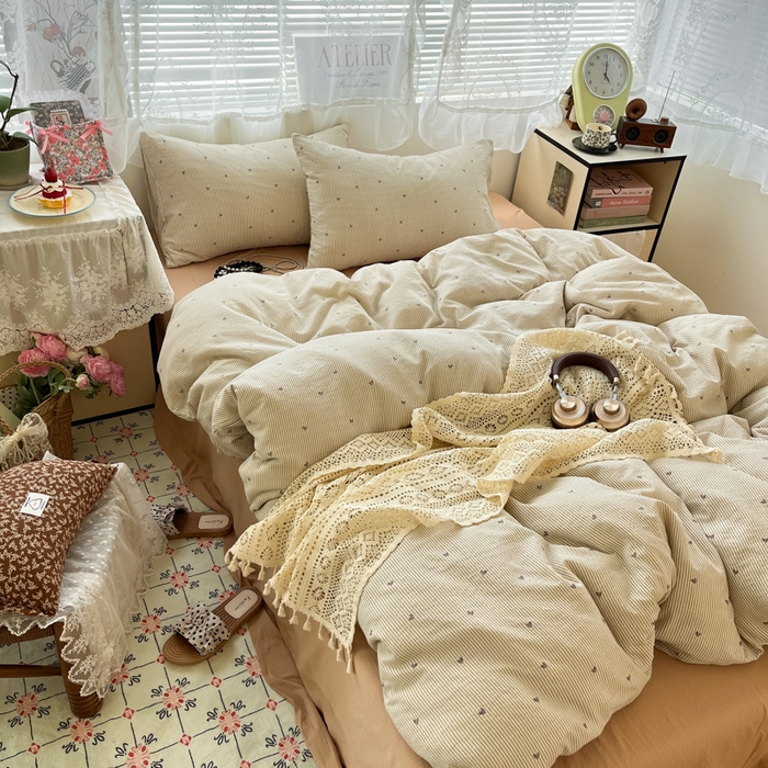 91家纺网 家纺一手货源 找家纺 彩韵家纺 2025新款超柔云感m印花双层纱四件套 爱心条纹