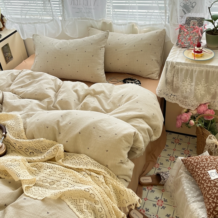 91家纺网 家纺一手货源 找家纺 彩韵家纺 2025新款超柔云感m印花双层纱四件套 爱心条纹