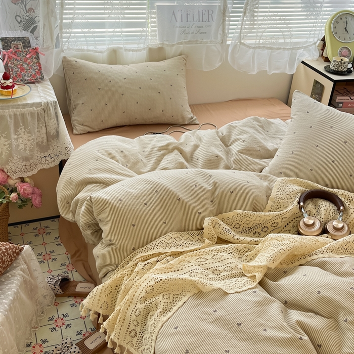 91家纺网 家纺一手货源 找家纺 彩韵家纺 2025新款超柔云感m印花双层纱四件套 爱心条纹