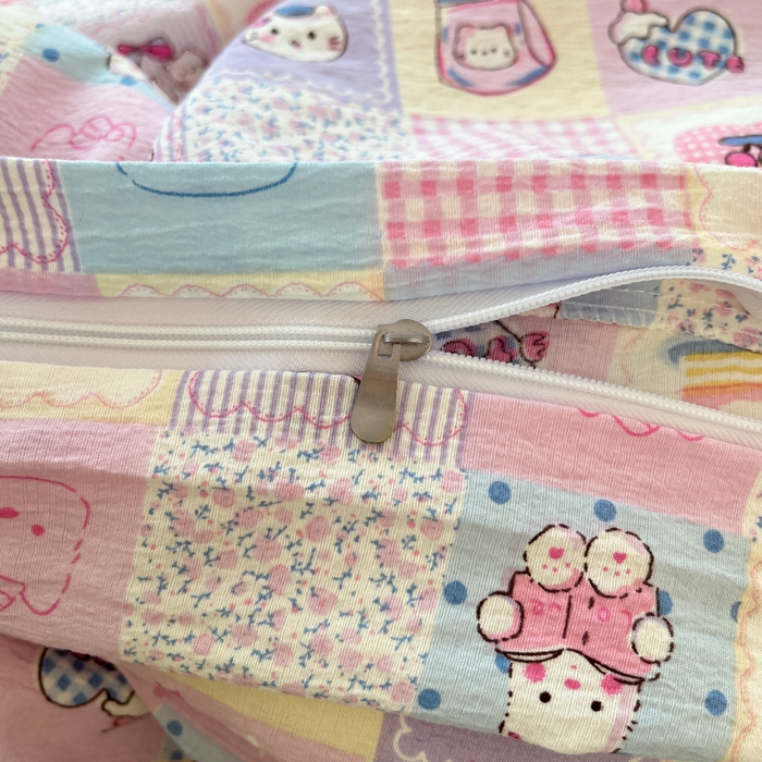 91家纺网 家纺一手货源 找家纺 彩韵家纺 2025新款超柔云感m印花双层纱四件套 格格猫咪