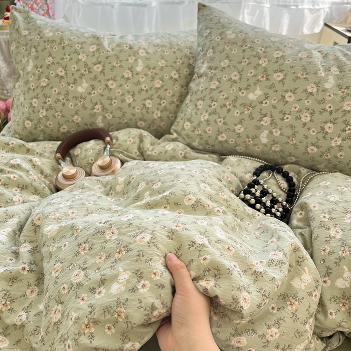 91家纺网 家纺一手货源 找家纺 彩韵家纺 2025新款超柔云感m印花双层纱四件套 花丛小兔