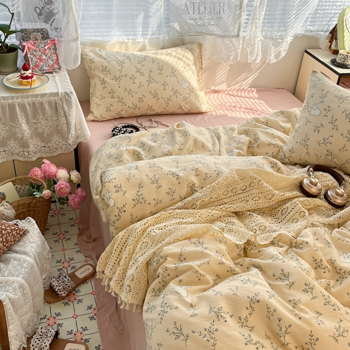 91家纺网 家纺一手货源 找家纺 彩韵家纺 2025新款超柔云感m印花双层纱四件套 迷路兔兔