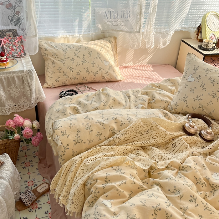 91家纺网 家纺一手货源 找家纺 彩韵家纺 2025新款超柔云感m印花双层纱四件套 迷路兔兔