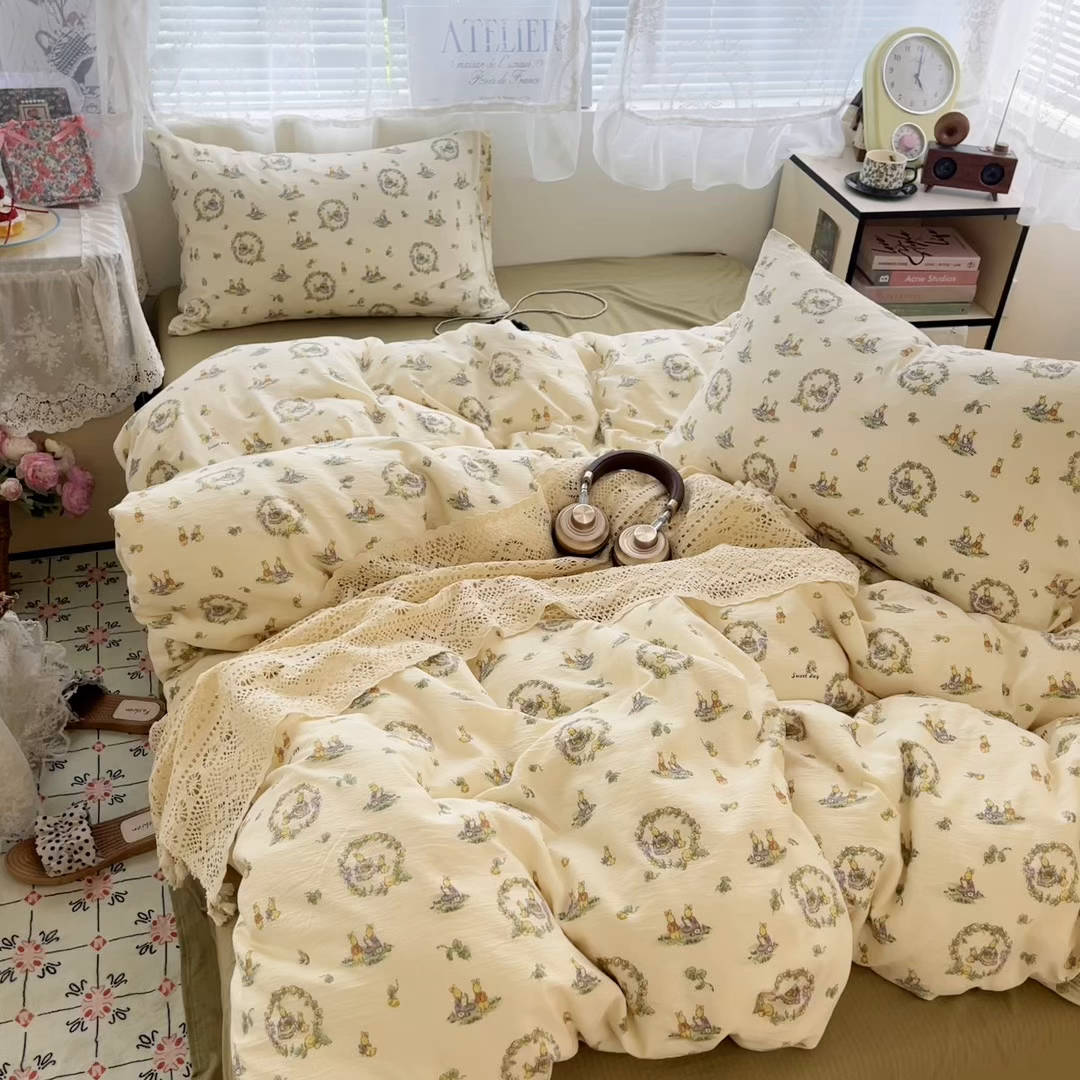 91家纺网 家纺一手货源 找家纺 彩韵家纺 2025新款超柔云感m印花双层纱四件套 兔兔诗园