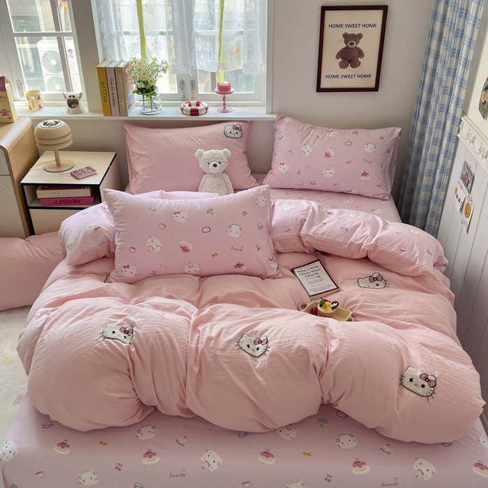 91家纺网 家纺一手货源 找家纺 喜颜 2025新款超柔水洗糯糯棉爆款毛巾绣四件套学生宿舍三件套 可爱KT-浅粉