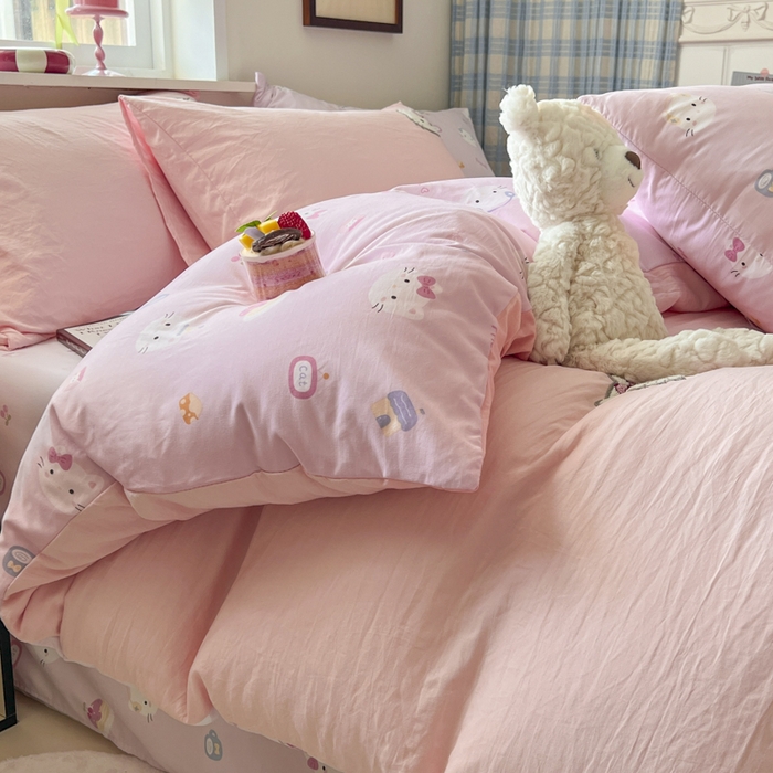 91家纺网 家纺一手货源 找家纺 喜颜 2025新款超柔水洗糯糯棉爆款毛巾绣四件套学生宿舍三件套 可爱KT-浅粉