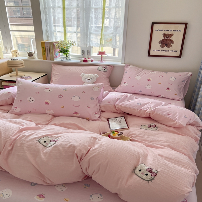 91家纺网 家纺一手货源 找家纺 喜颜 2025新款超柔水洗糯糯棉爆款毛巾绣四件套学生宿舍三件套 可爱KT-浅粉