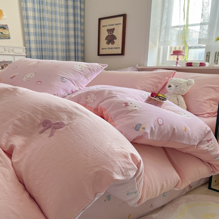 91家纺网 家纺一手货源 找家纺 喜颜 2025新款超柔水洗糯糯棉爆款毛巾绣四件套学生宿舍三件套 可爱KT-浅粉