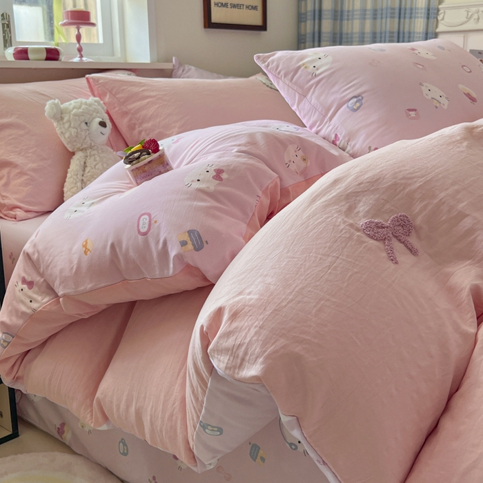 91家纺网 家纺一手货源 找家纺 喜颜 2025新款超柔水洗糯糯棉爆款毛巾绣四件套学生宿舍三件套 可爱KT-浅粉