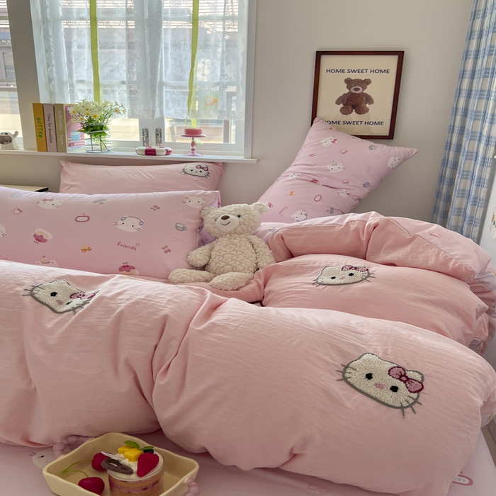 91家纺网 家纺一手货源 找家纺 喜颜 2025新款超柔水洗糯糯棉爆款毛巾绣四件套学生宿舍三件套 可爱KT-浅粉