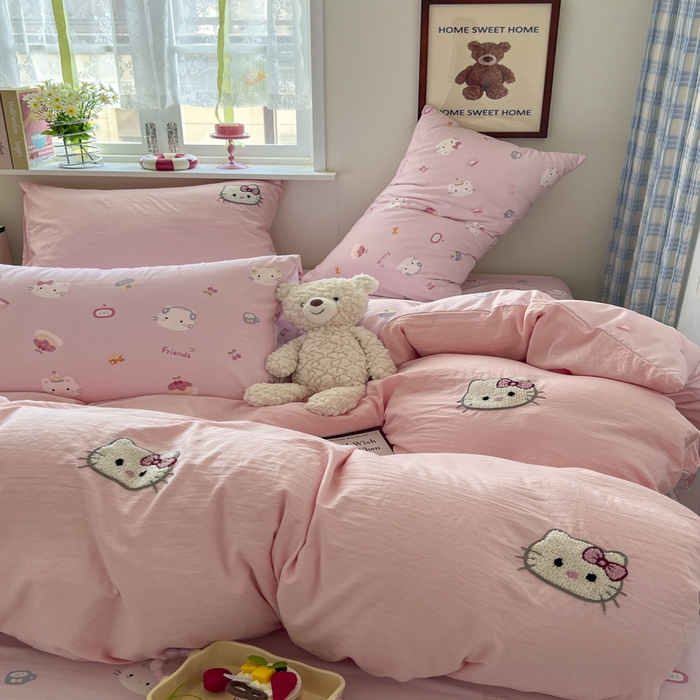 91家纺网 家纺一手货源 找家纺 喜颜 2025新款超柔水洗糯糯棉爆款毛巾绣四件套学生宿舍三件套 可爱KT-浅粉