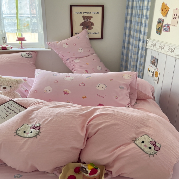 91家纺网 家纺一手货源 找家纺 喜颜 2025新款超柔水洗糯糯棉爆款毛巾绣四件套学生宿舍三件套 可爱KT-浅粉