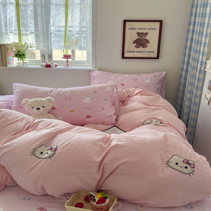 91家纺网 家纺一手货源 找家纺 喜颜 2025新款超柔水洗糯糯棉爆款毛巾绣四件套学生宿舍三件套 可爱KT-浅粉