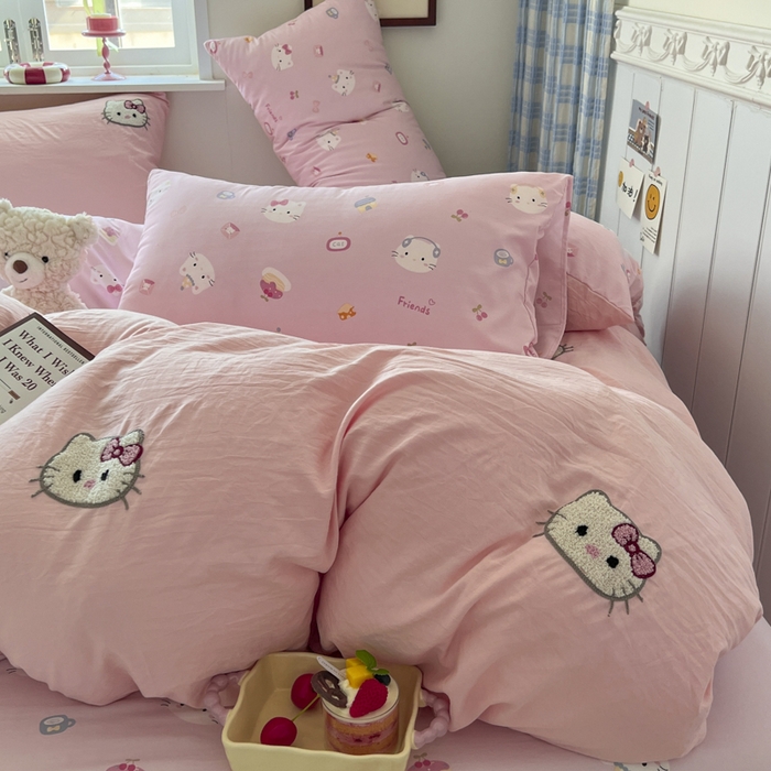 91家纺网 家纺一手货源 找家纺 喜颜 2025新款超柔水洗糯糯棉爆款毛巾绣四件套学生宿舍三件套 可爱KT-浅粉