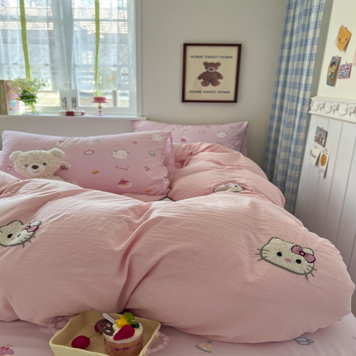 91家纺网 家纺一手货源 找家纺 喜颜 2025新款超柔水洗糯糯棉爆款毛巾绣四件套学生宿舍三件套 可爱KT-浅粉
