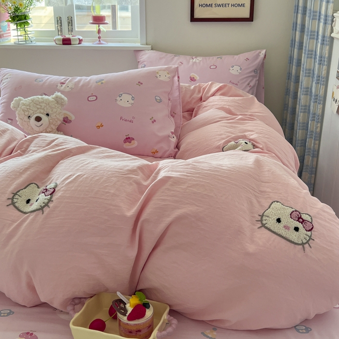 91家纺网 家纺一手货源 找家纺 喜颜 2025新款超柔水洗糯糯棉爆款毛巾绣四件套学生宿舍三件套 可爱KT-浅粉