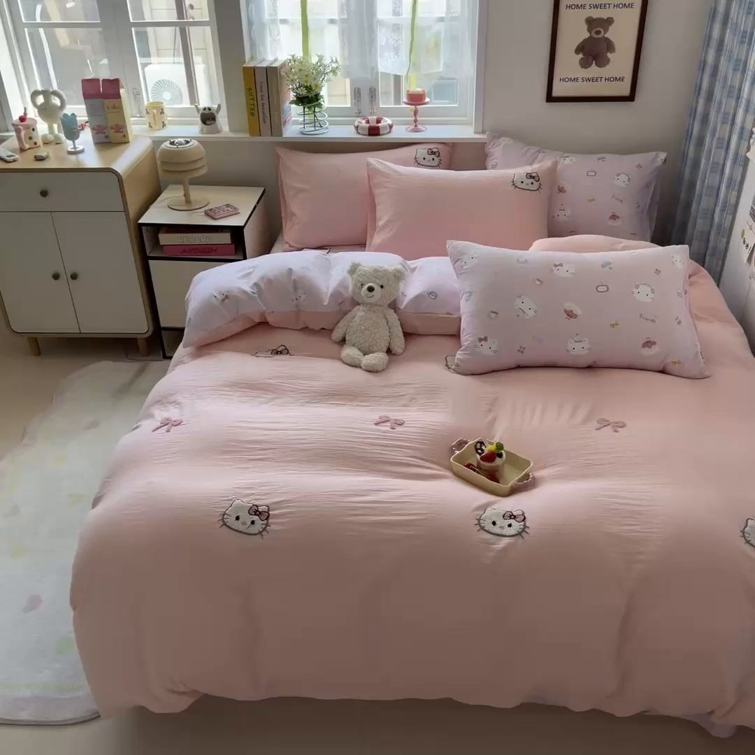 91家纺网 家纺一手货源 找家纺 喜颜 2025新款超柔水洗糯糯棉爆款毛巾绣四件套学生宿舍三件套 可爱KT-浅粉