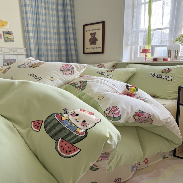 91家纺网 家纺一手货源 找家纺 喜颜 2025新款超柔水洗糯糯棉爆款毛巾绣四件套学生宿舍三件套 西瓜猫咪-浅绿