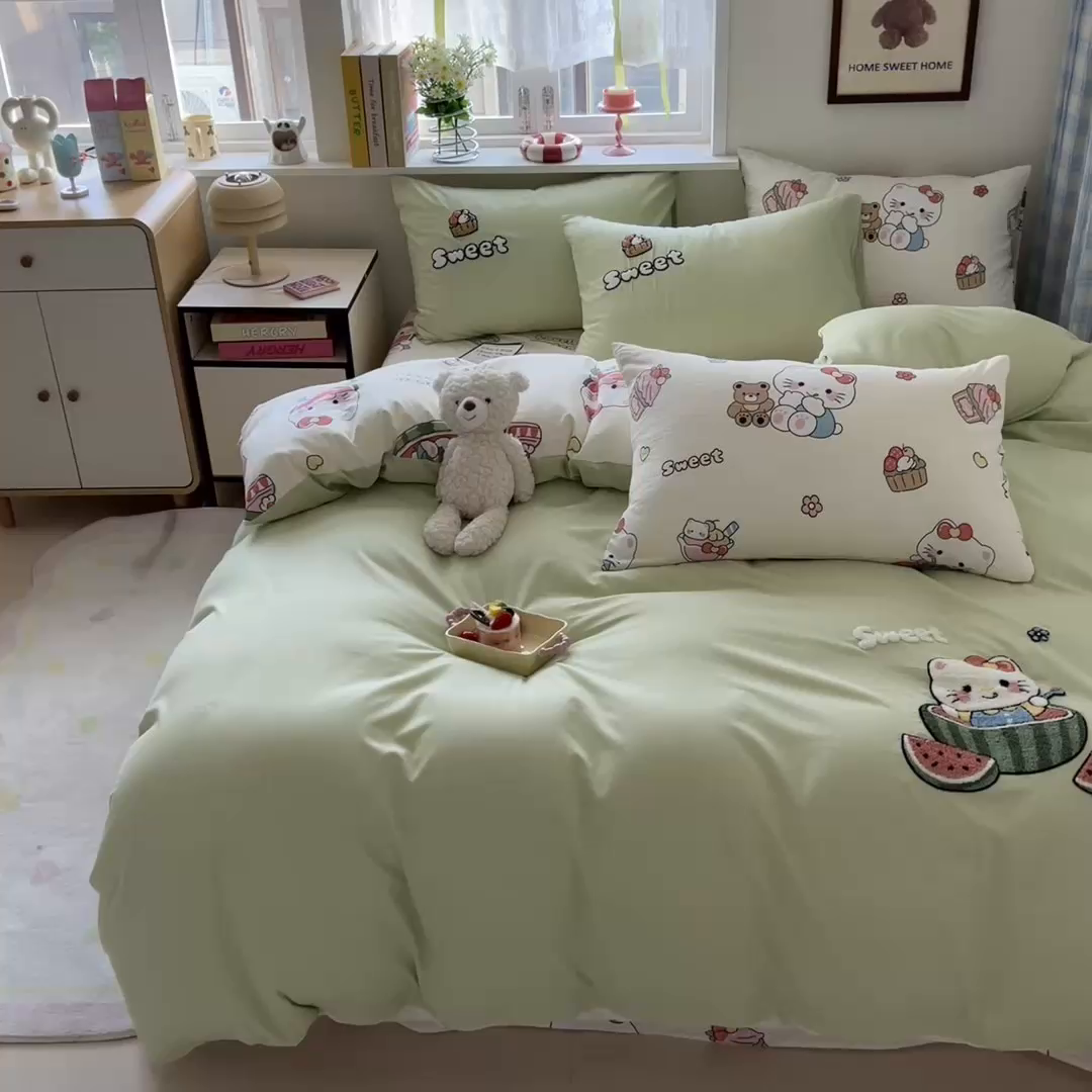 91家纺网 家纺一手货源 找家纺 喜颜 2025新款超柔水洗糯糯棉爆款毛巾绣四件套学生宿舍三件套 西瓜猫咪-浅绿